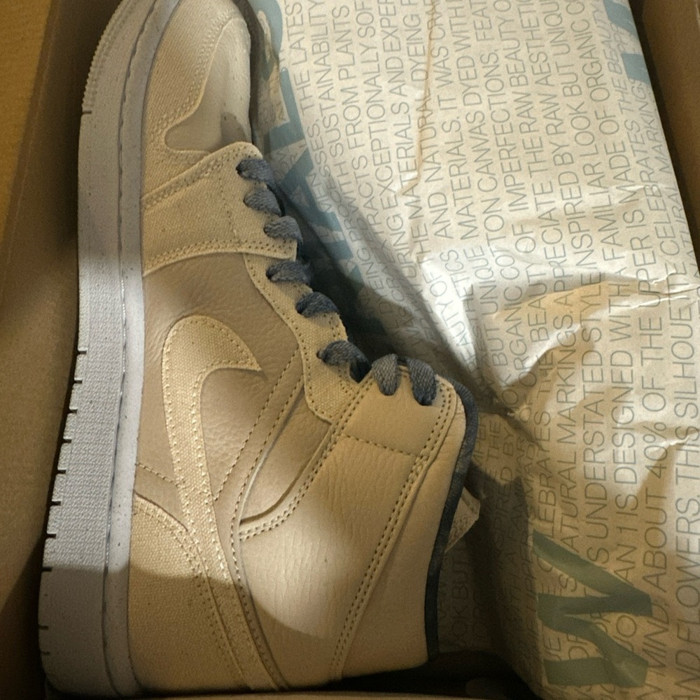 Women’s 8.5 air Jordan 1 Mid SE